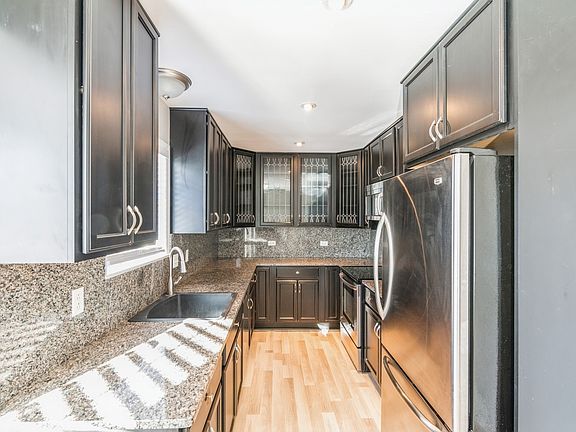 3rd image of 2813 Sutherland Dr