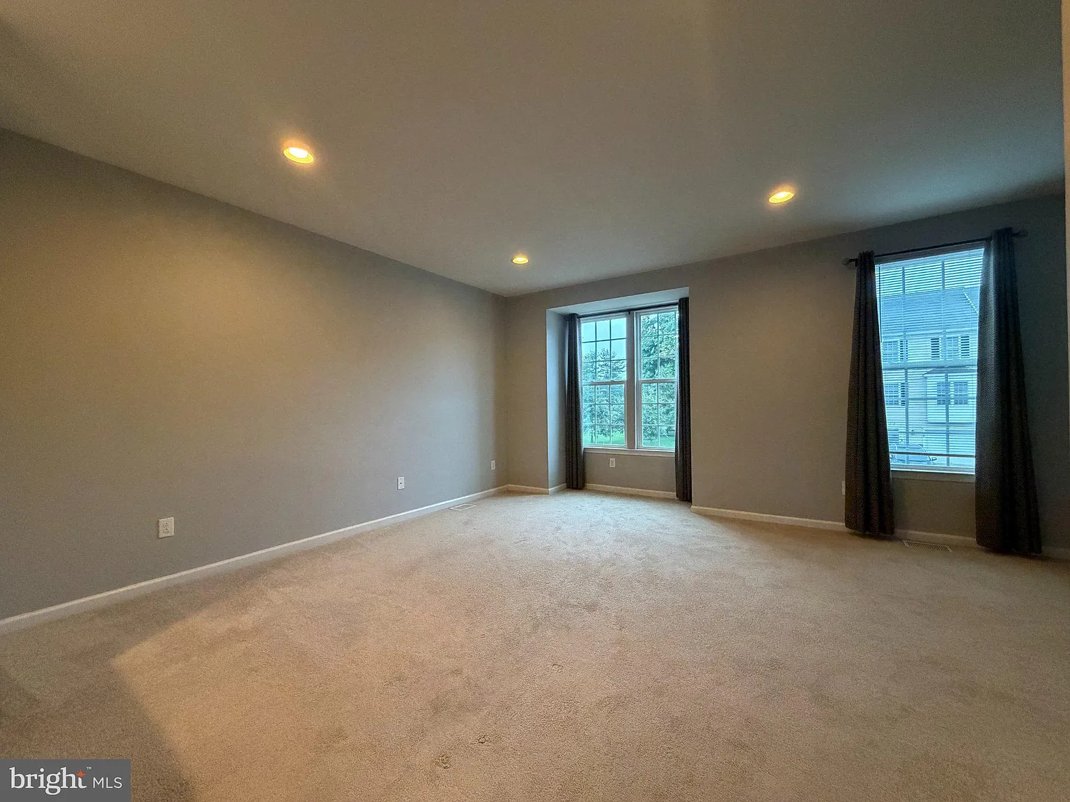 3 bed, 2.5 bath, 1720 sqft, $2,600 — Photo 3