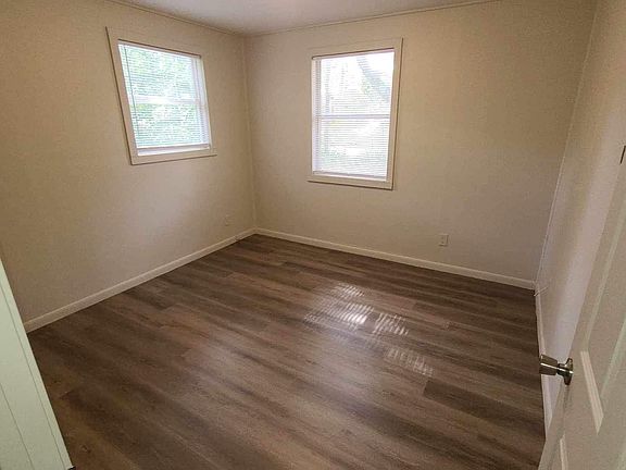 5th image of 553 Brookview Dr N
