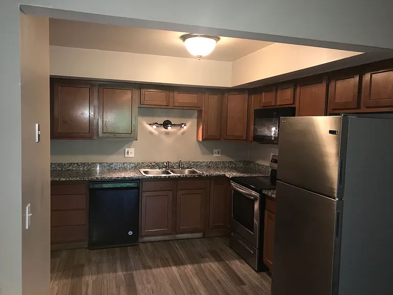 2139 Woodleaf St — Photo 2