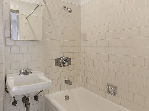 4th image of 3191 W 7th St #11421027