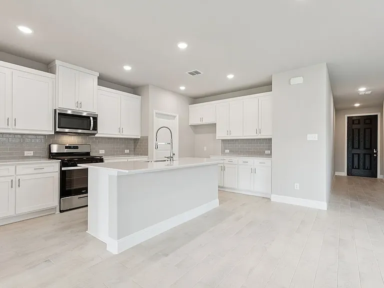 704 Santa Lucia Dr — Photo 4
