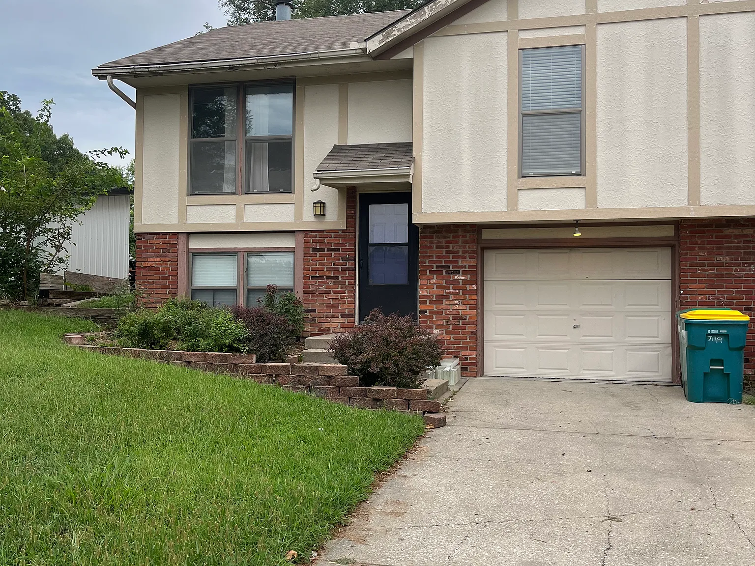 3 bed, $800 — Photo 1