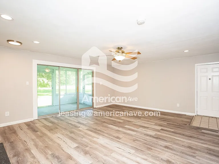1337978_004_wm_-_living_room_13162041.jpg