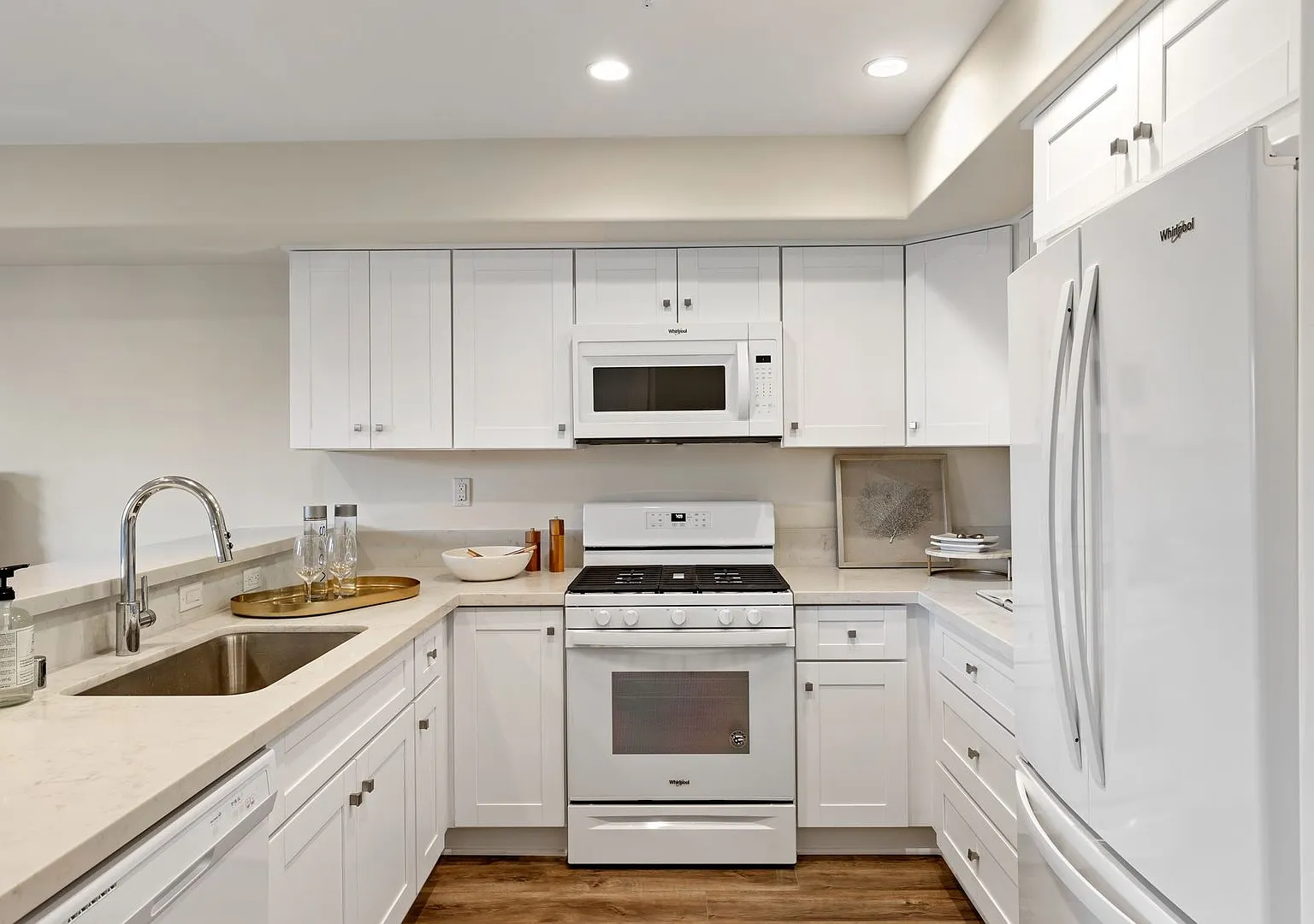 3bd/3ba Pristine Luxury Beach Condo! - 1 Block From The Beach! - $6,495/Mo! — Photo 4