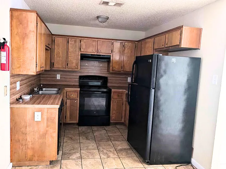 102 E Truman Ave #D — Photo 5