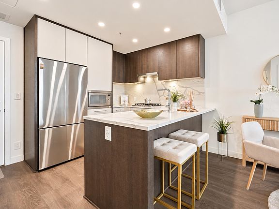 5th image of 567 Clarke Rd #609