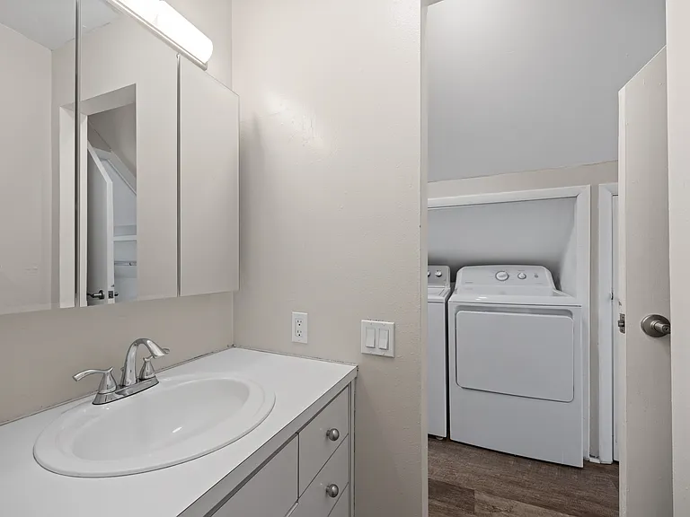 Thomas Logan Apartments — Photo 26