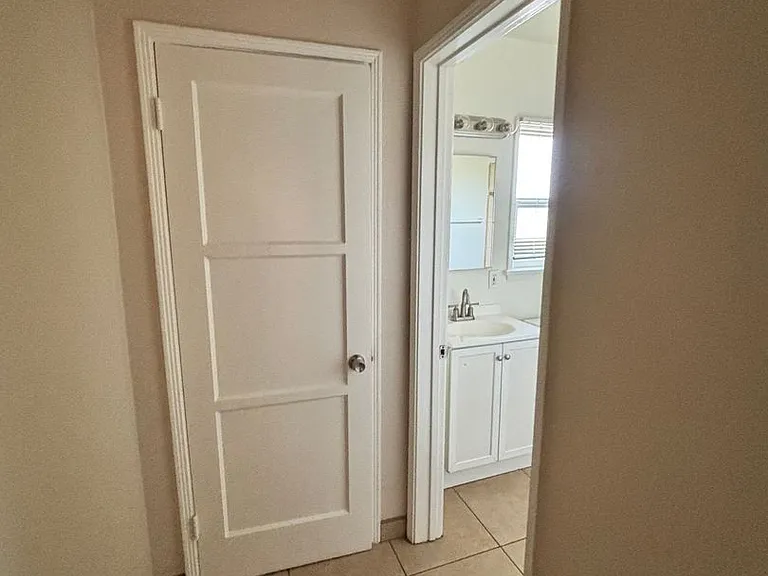 1000-1050 E San Antonio Dr — Photo 25