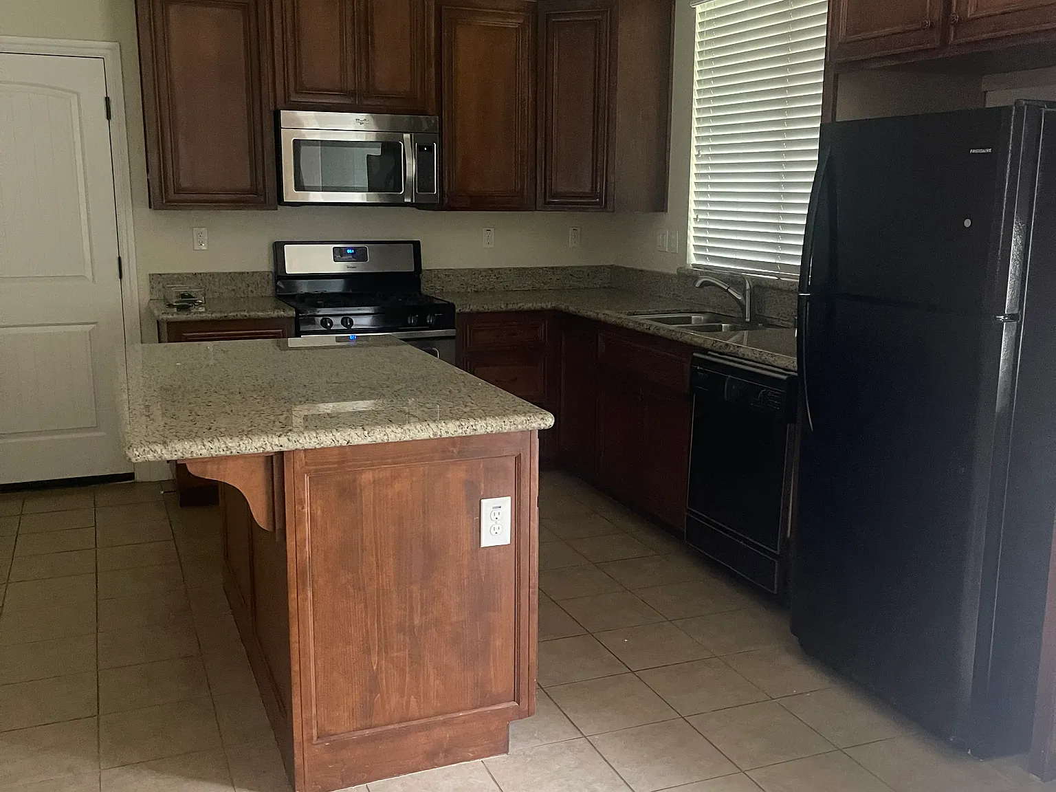 4 bed, 2011 sqft, $3,450 — Photo 3