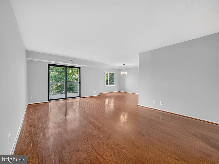 8350 Greensboro Dr #422 — Photo 7