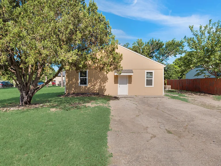 2210 Manor St — Photo 12