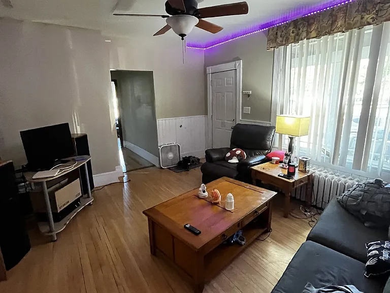 320 8th Ave — Photo 3