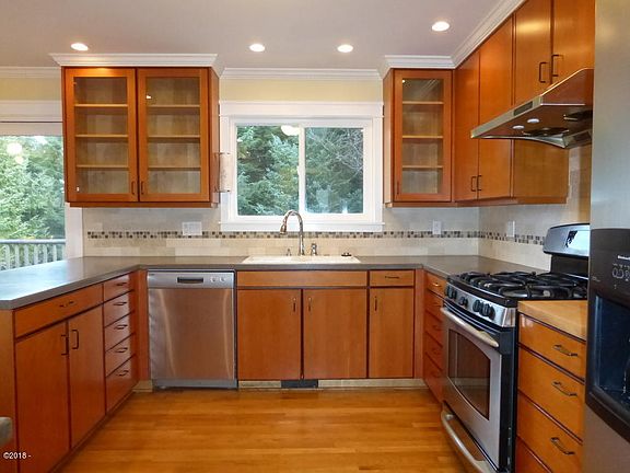 4th image of 658 NE 20th Pl