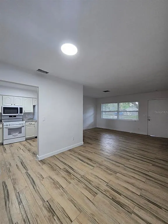 2 bed, 1.5 bath, 1039 sqft, $2,095 — Photo 2