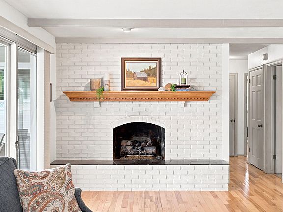 3rd image of 593 Alice Ave