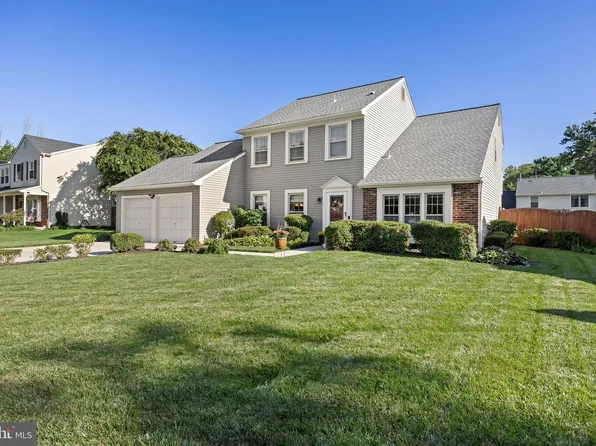 35 Stratford Ln, Mount Laurel, NJ 08054