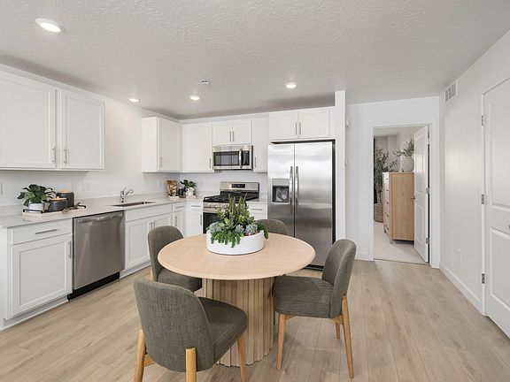 4th image of 582 W Empress St #37