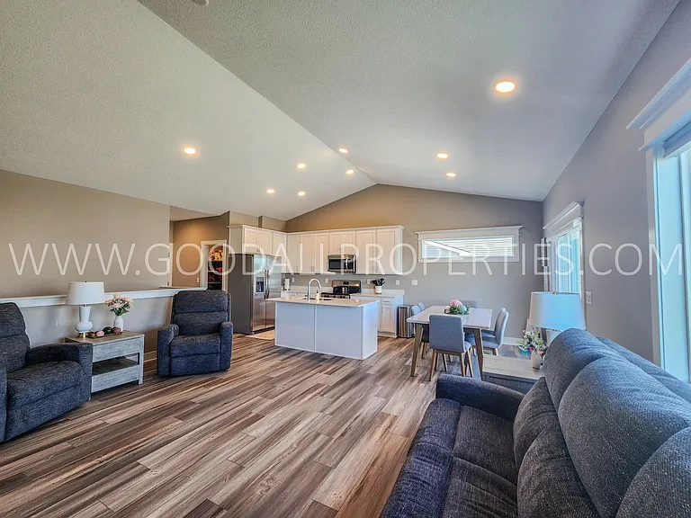 285 NW Morgan Ct — Photo 2