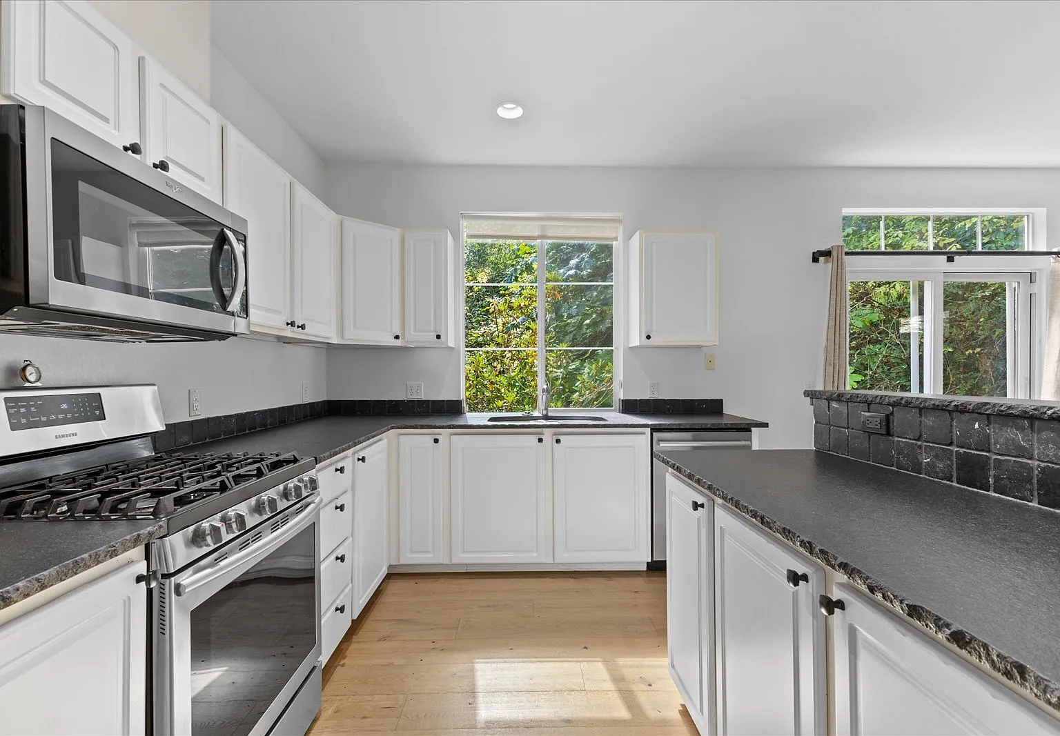 3 bed, 2.5 bath, 1879 sqft, $3,850 — Photo 4