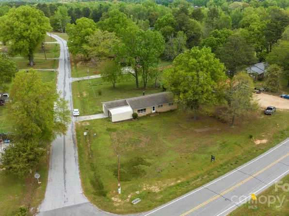 2697 Knotty Pines Dr, Lancaster, SC 29720