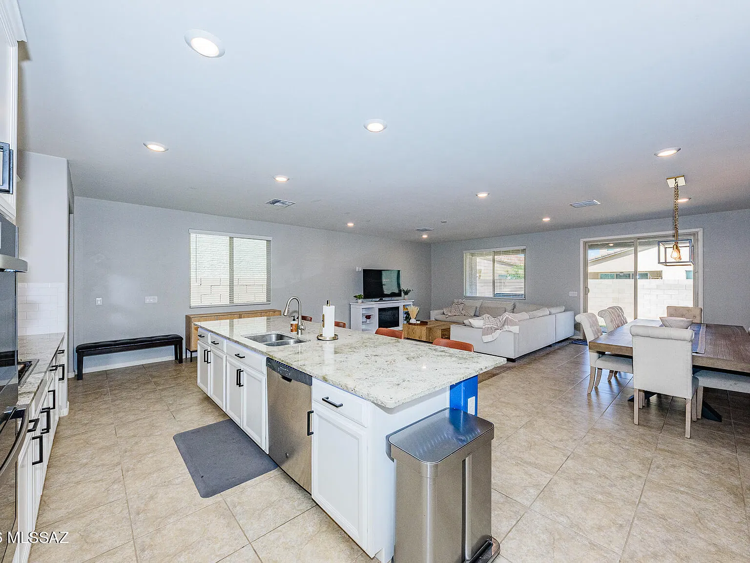 3 bed, 2.0 bath, 1879 sqft, $2,200 — Photo 4