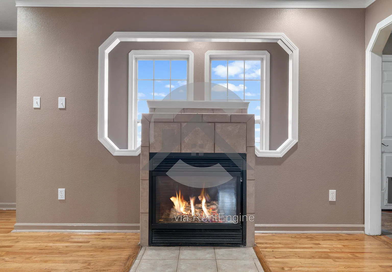 3 bed, 2.0 bath, 2570 sqft, $2,100 — Photo 3