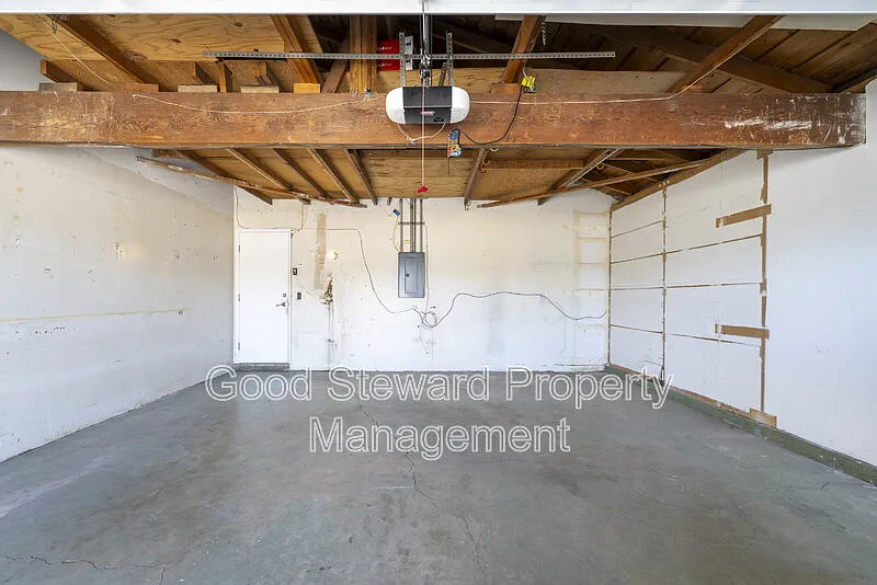4 bed, 2.0 bath, 2084 sqft, $4,800 — Photo 4