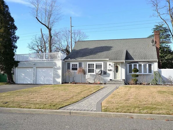 10 Adrian Court E, Amityville, NY 11701