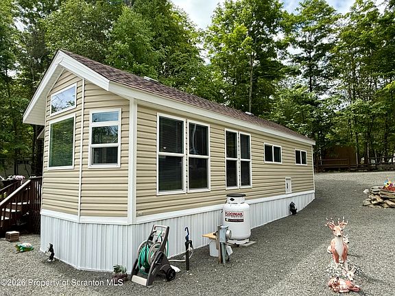 2nd image of 218 Hickory Pl