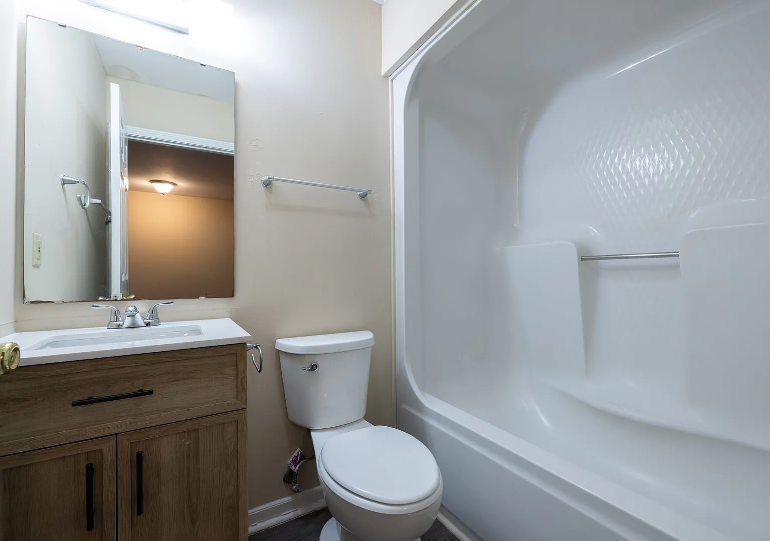 Studio Apartment at Cochran — Photo 3
