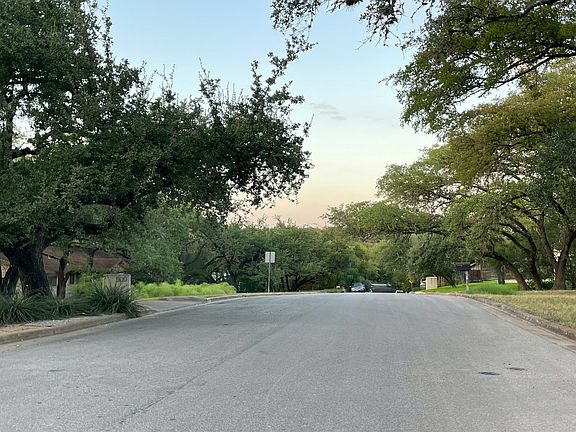 4th image of 406 Westwood Ter