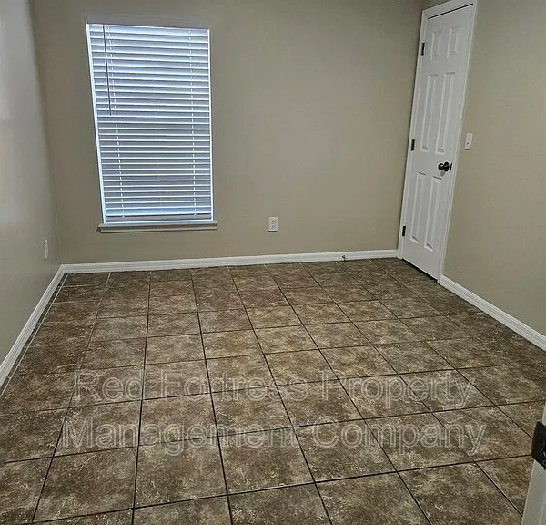 4512 Leonard Blvd S — Photo 4