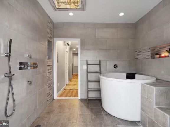 2nd image of 3018 W Harper St