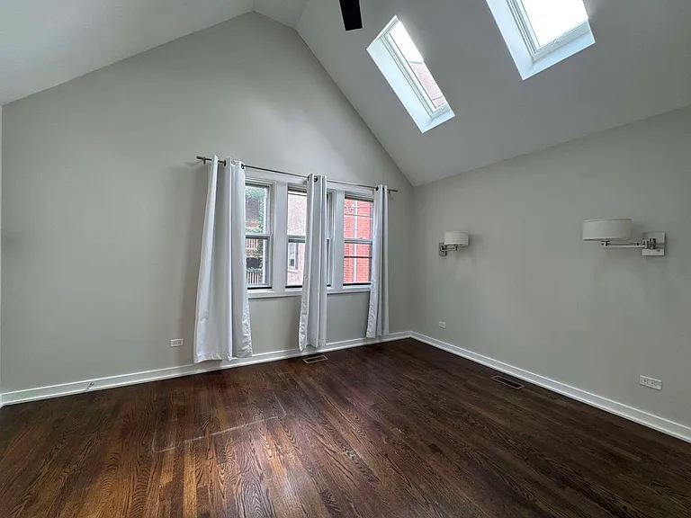 1902 W Cortland St — Photo 13