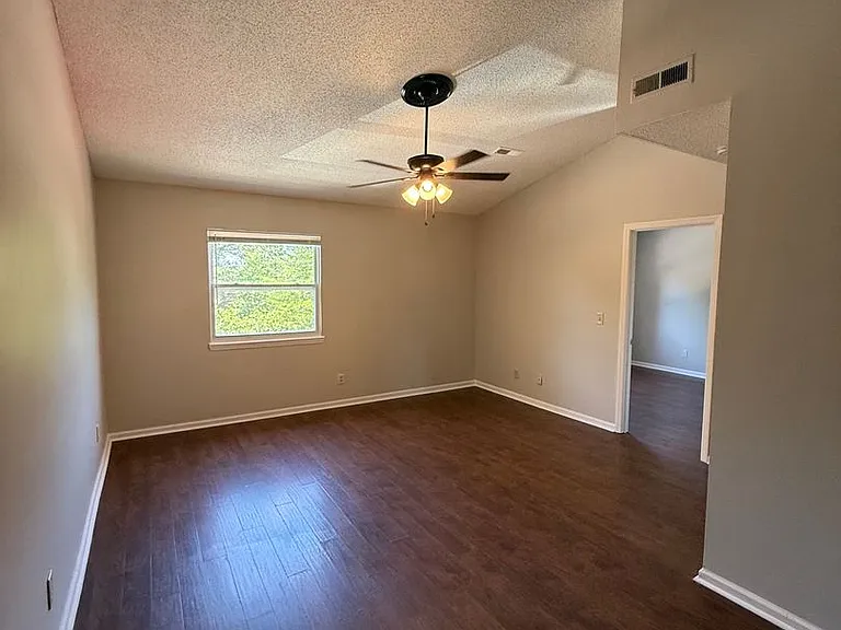 1806 E Woods Ln — Photo 8