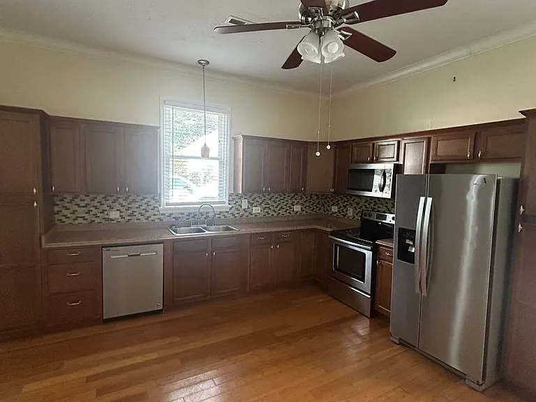 24 A St SW — Photo 3