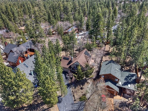 4th image of 850 Alpenweg Dr