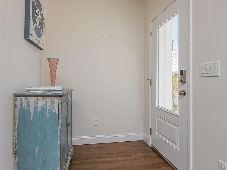 6832 Middleton Ave — Photo 7