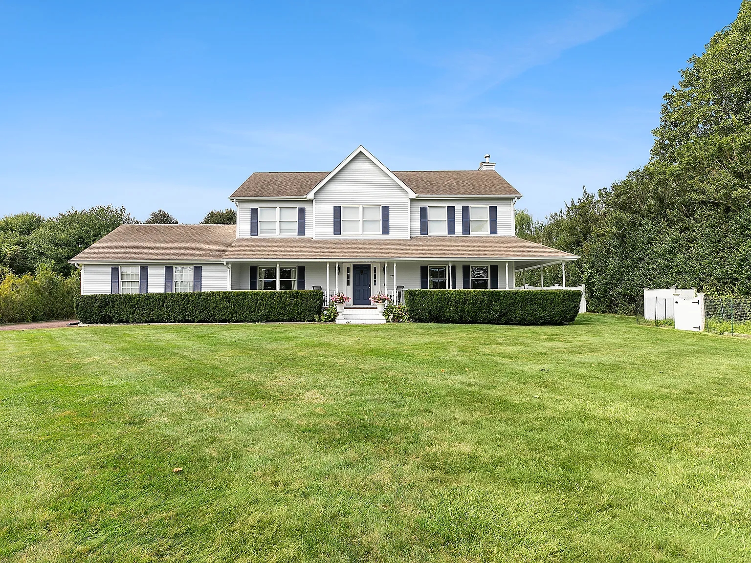 Serene Summer Retreat in Water Mill! — Photo 2