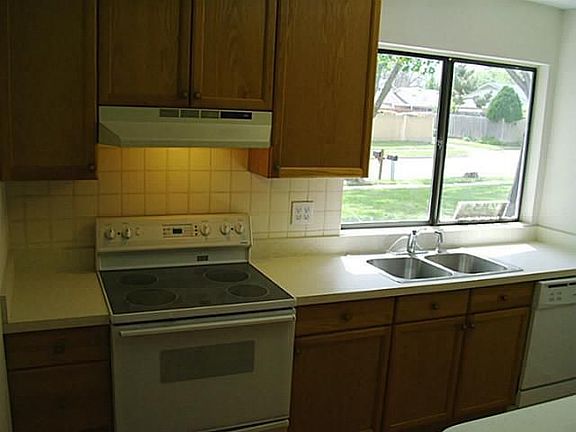 3rd image of 2833 Ivanridge Ln