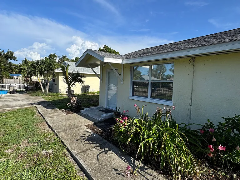 626 Yale St — Photo 1
