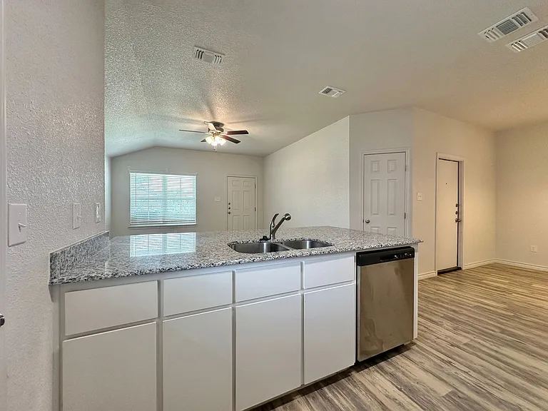 1801 Clovis Dr — Photo 9