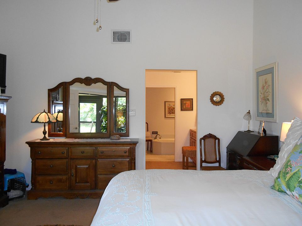 Master Bedroom- bathtub