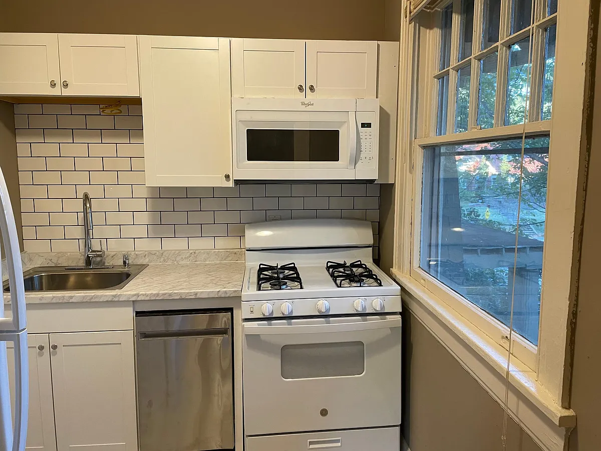 Building Photo - 1425 Kavanaugh Blvd #8