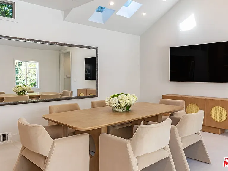 702 N Beverly Dr — Photo 17