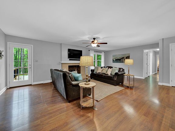 5th image of 927 Meadowlark Dr