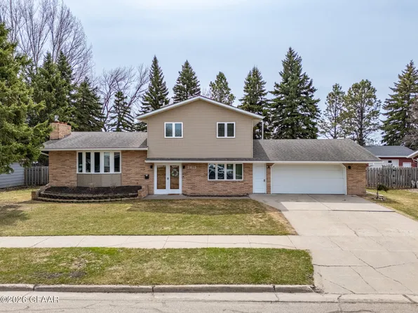 3615 9th Ave N, Grand Forks, ND 58203