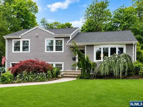 158 Morningside Rd, Paramus, NJ 07652