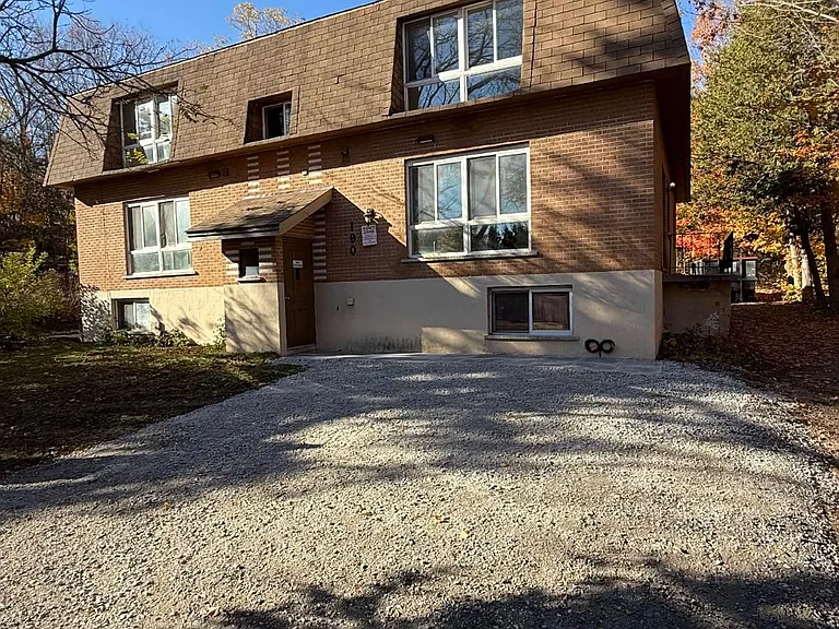 190 Borland St E #4 — Photo 1
